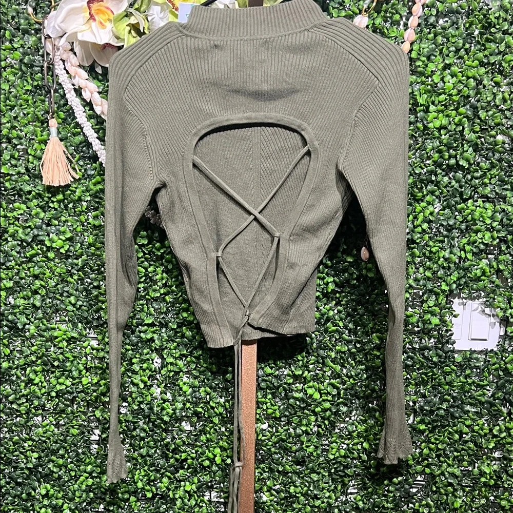 Guess Marie Open Back Olive Ribbed Knit Long Sleeve Crop Top Sweater size Medium